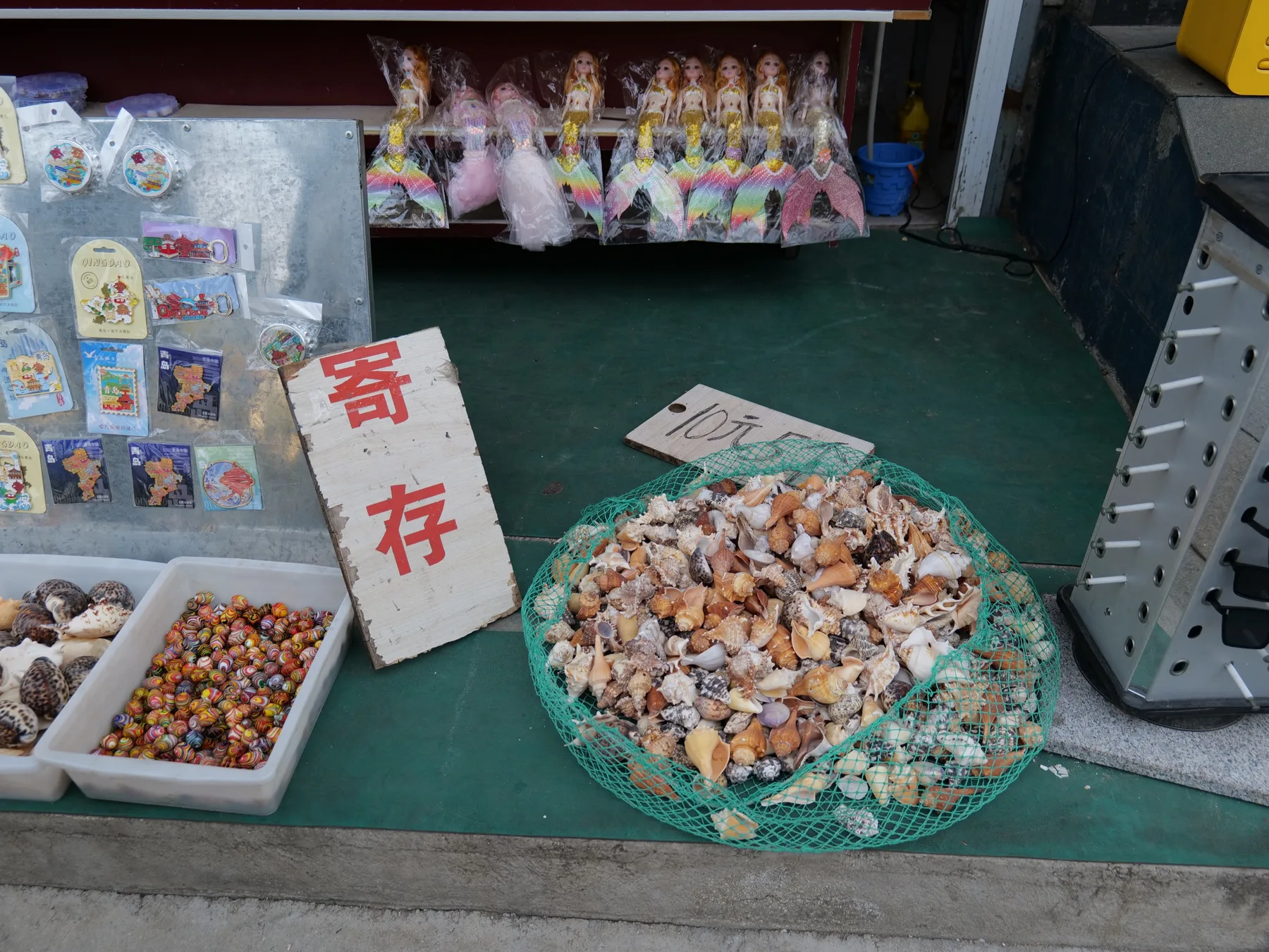 A small souvenir stall with a handwritten Chinese storage sign